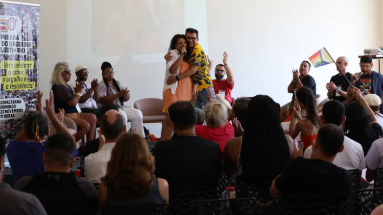 Organização das Paradas LGBT+ no Rio envolve desafios de infraestrutura, segurança e apoio. Encontro estadual discute soluções e fortalece rede entre municípios.