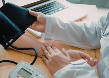 Hipertensão arterial cresce entre jovens no Brasil e no mundo. Entenda sintomas, diagnóstico, tratamento e formas de prevenção da pressão alta.