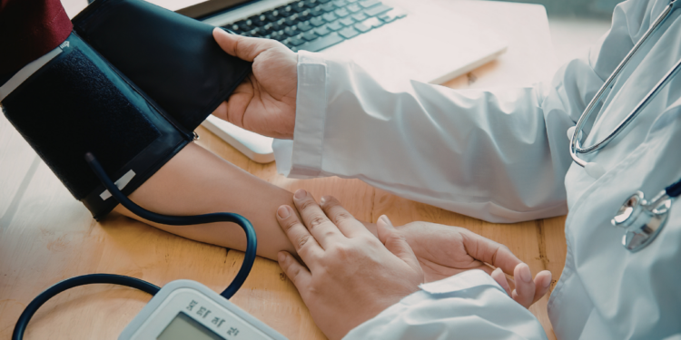 Hipertensão arterial cresce entre jovens no Brasil e no mundo. Entenda sintomas, diagnóstico, tratamento e formas de prevenção da pressão alta.