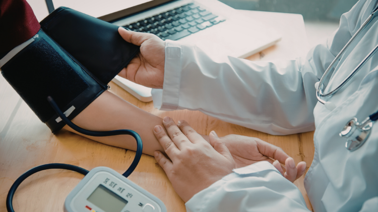 Hipertensão arterial cresce entre jovens no Brasil e no mundo. Entenda sintomas, diagnóstico, tratamento e formas de prevenção da pressão alta.