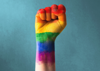 Crise de saúde mental atinge população LGBTQIA+ de forma mais intensa. Entenda o impacto do estresse de minoria e seus efeitos.