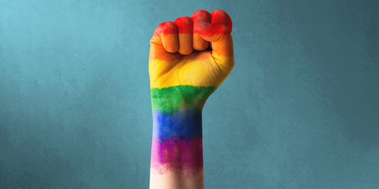 Crise de saúde mental atinge população LGBTQIA+ de forma mais intensa. Entenda o impacto do estresse de minoria e seus efeitos.