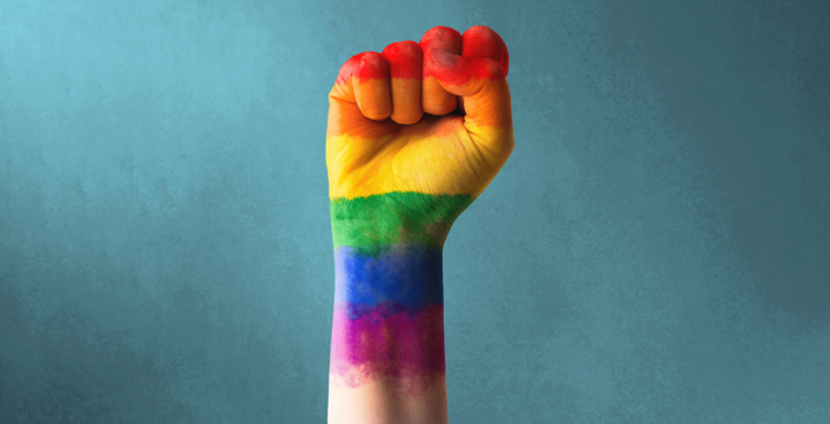 Crise de saúde mental atinge população LGBTQIA+ de forma mais intensa. Entenda o impacto do estresse de minoria e seus efeitos.