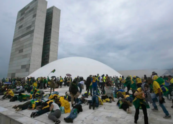 STF concede prisão domiciliar a 19 condenados idosos pelos atos de 8 de janeiro, mantendo restrições como tornozeleira eletrônica e reavaliação periódica.