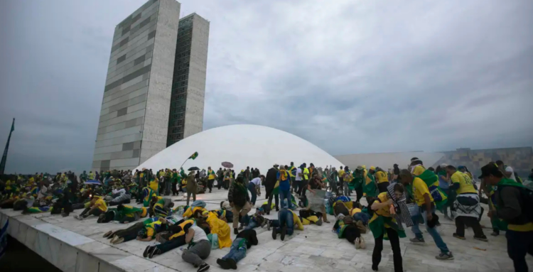 STF concede prisão domiciliar a 19 condenados idosos pelos atos de 8 de janeiro, mantendo restrições como tornozeleira eletrônica e reavaliação periódica.