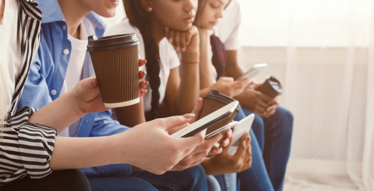 Você acha que o problema é só o tempo de tela? Talvez não seja tão simples. O que você vê todos os dias nas redes pode estar te mudando sem você perceber.