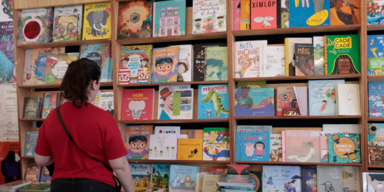 Governo lança o Plano Nacional do Livro e Leitura 2026-2036, com metas para ampliar acesso a livros, fortalecer bibliotecas e incentivar a leitura no Brasil.