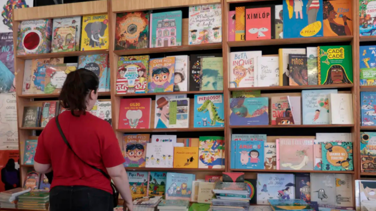 Governo lança o Plano Nacional do Livro e Leitura 2026-2036, com metas para ampliar acesso a livros, fortalecer bibliotecas e incentivar a leitura no Brasil.