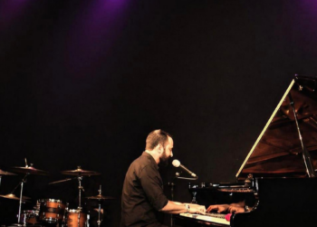 O maestro André Morais leva ao Teatro Municipal Joel Barcellos, em Rio das Ostras, o espetáculo “Meu Mundo e Nada Mais”, em homenagem a Guilherme Arantes, no dia 23 de maio.