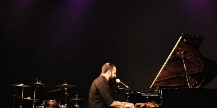 O maestro André Morais leva ao Teatro Municipal Joel Barcellos, em Rio das Ostras, o espetáculo “Meu Mundo e Nada Mais”, em homenagem a Guilherme Arantes, no dia 23 de maio.