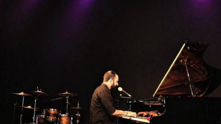 O maestro André Morais leva ao Teatro Municipal Joel Barcellos, em Rio das Ostras, o espetáculo “Meu Mundo e Nada Mais”, em homenagem a Guilherme Arantes, no dia 23 de maio.