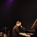 O maestro André Morais leva ao Teatro Municipal Joel Barcellos, em Rio das Ostras, o espetáculo “Meu Mundo e Nada Mais”, em homenagem a Guilherme Arantes, no dia 23 de maio.
