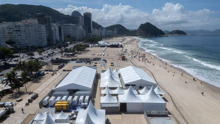 Operação histórica com quase 8 mil agentes garante segurança no show de Shakira em Copacabana neste sábado.