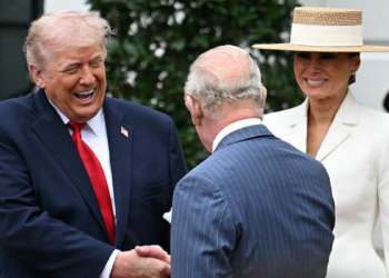 Trump quebra protocolo com a Rainha Camilla no Reino Unido e episódio gera debate global sobre diplomacia e tradição da monarquia.
