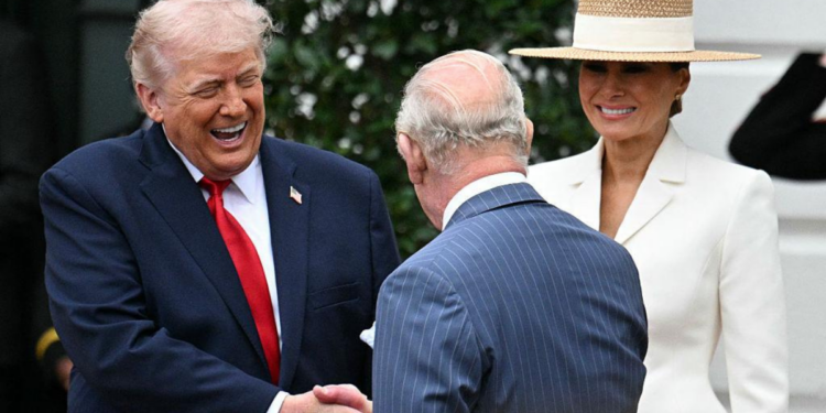 Trump quebra protocolo com a Rainha Camilla no Reino Unido e episódio gera debate global sobre diplomacia e tradição da monarquia.