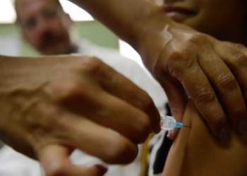 Relatório do UNICEF indica aumento da vacinação contra HPV no Brasil, com crescimento expressivo entre meninos e meninas e destaque para ações em escolas.