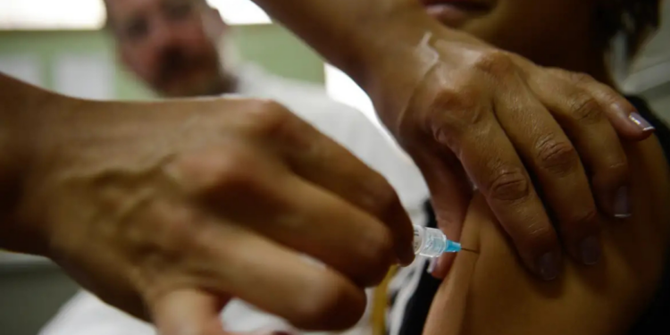 Relatório do UNICEF indica aumento da vacinação contra HPV no Brasil, com crescimento expressivo entre meninos e meninas e destaque para ações em escolas.