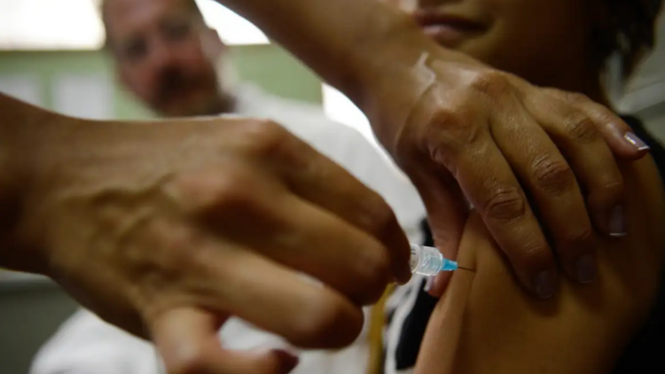 Relatório do UNICEF indica aumento da vacinação contra HPV no Brasil, com crescimento expressivo entre meninos e meninas e destaque para ações em escolas.