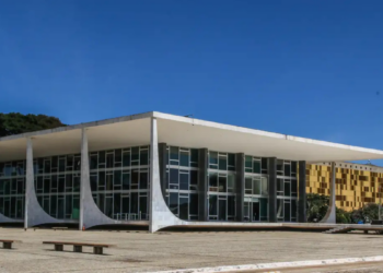 Supremo Tribunal Federal já condenou 1.402 pessoas pelos atos de 8 de janeiro de 2023, com penas de prisão, multas e medidas alternativas que somam milhões de reais.