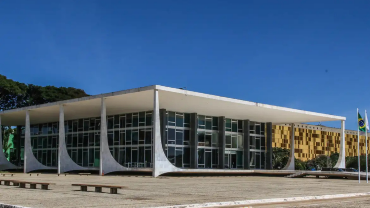 Supremo Tribunal Federal já condenou 1.402 pessoas pelos atos de 8 de janeiro de 2023, com penas de prisão, multas e medidas alternativas que somam milhões de reais.