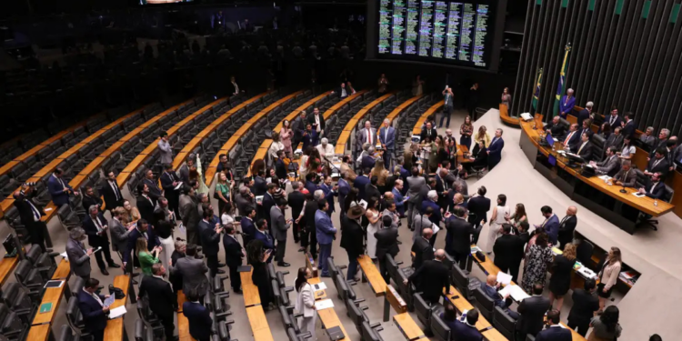 Congresso Nacional derruba veto presidencial e aprova PL da Dosimetria, que muda regras de cálculo de penas relacionadas aos atos de 8 de janeiro de 2023.