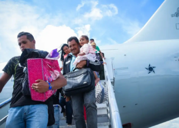 Brasil registra cerca de 2 milhões de migrantes em 2025, segundo estudo oficial. Relatório aponta avanços no mercado de trabalho e desafios na integração.