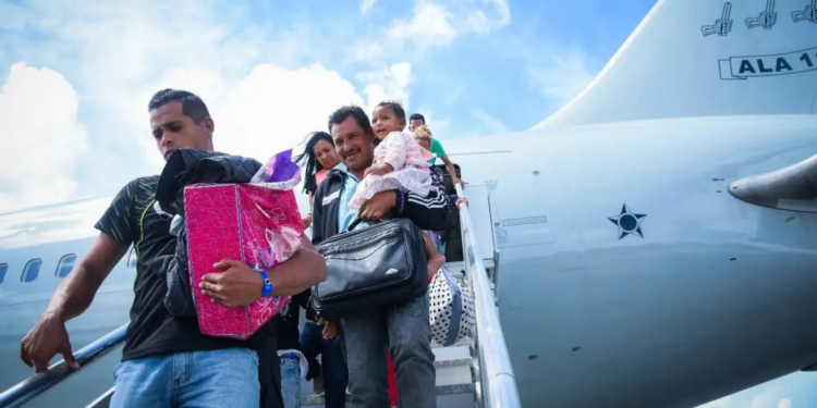 Brasil registra cerca de 2 milhões de migrantes em 2025, segundo estudo oficial. Relatório aponta avanços no mercado de trabalho e desafios na integração.