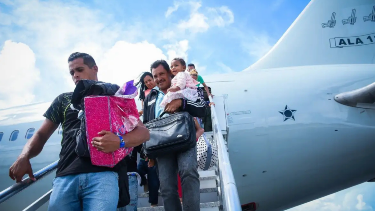 Brasil registra cerca de 2 milhões de migrantes em 2025, segundo estudo oficial. Relatório aponta avanços no mercado de trabalho e desafios na integração.