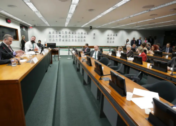 Conselho de Ética da Câmara adia decisão sobre deputados investigados por quebra de decoro após pedido de vista; relator recomenda suspensão de mandatos.