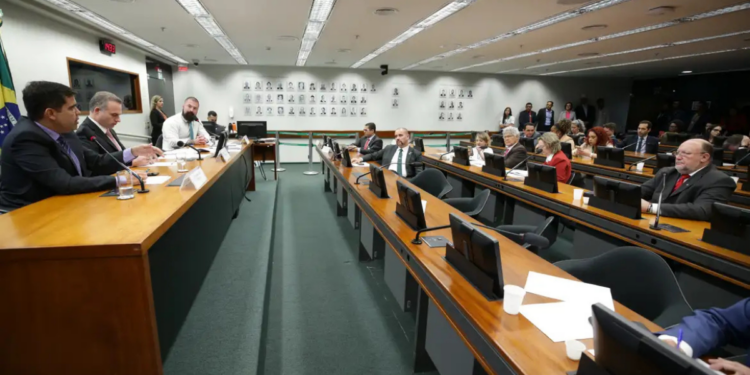 Conselho de Ética da Câmara adia decisão sobre deputados investigados por quebra de decoro após pedido de vista; relator recomenda suspensão de mandatos.