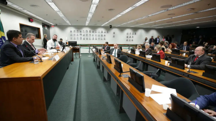 Conselho de Ética da Câmara adia decisão sobre deputados investigados por quebra de decoro após pedido de vista; relator recomenda suspensão de mandatos.