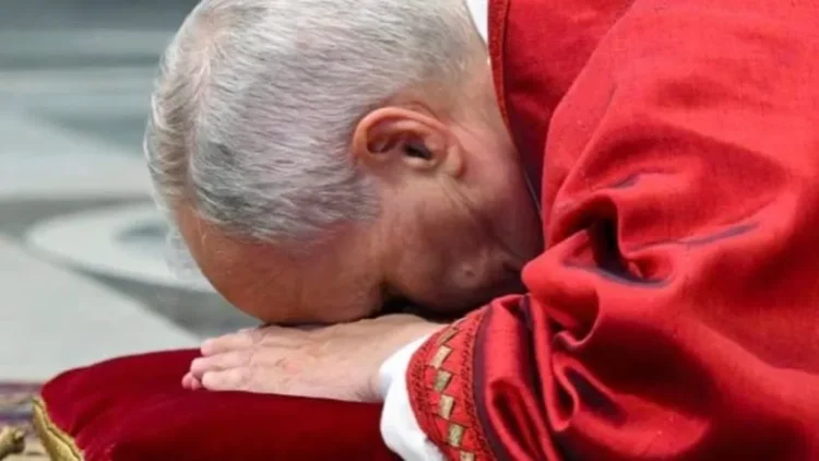 Papa critica discurso de guerra ligado à religião e reforça valores de amor e serviço cristão.