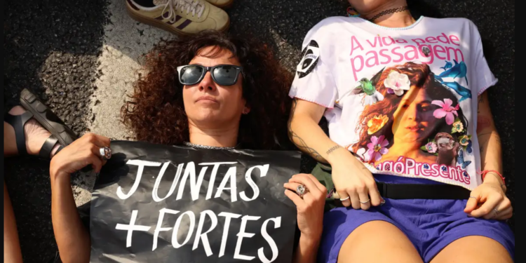 Estudo revela queda nos homicídios de mulheres no Brasil, mas aponta estabilidade preocupante nos casos de feminicídio.