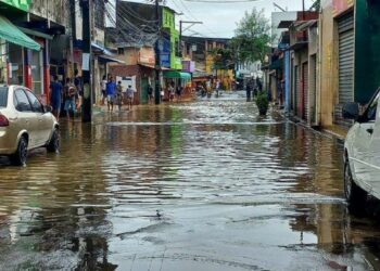Previsão de chuva forte coloca cidades da Bahia em alerta até terça-feira.