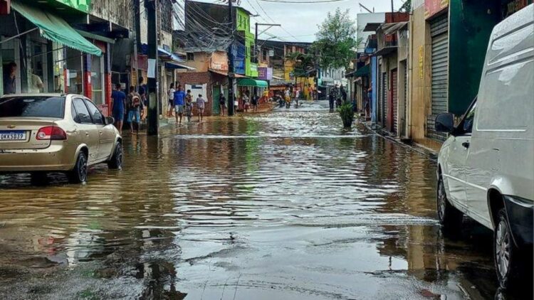 Previsão de chuva forte coloca cidades da Bahia em alerta até terça-feira.