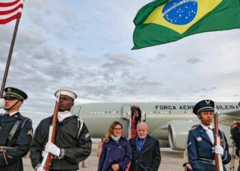 Lula participa de reunião com Trump na Casa Branca em busca de diálogo bilateral.