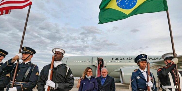 Lula participa de reunião com Trump na Casa Branca em busca de diálogo bilateral.
