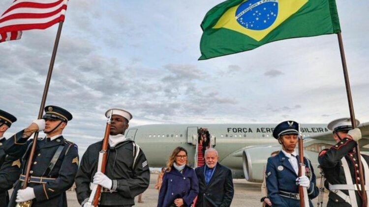 Lula participa de reunião com Trump na Casa Branca em busca de diálogo bilateral.