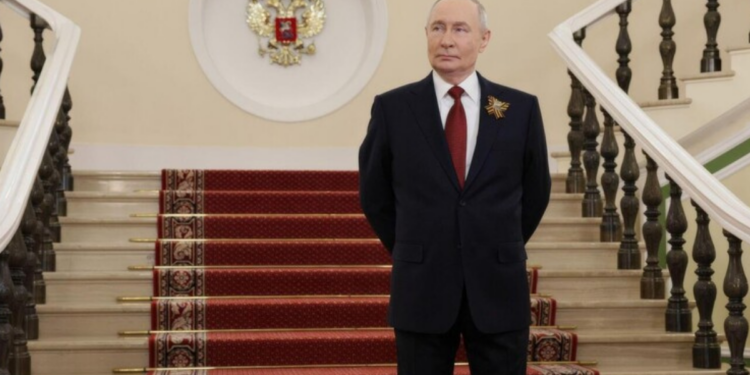 Putin reconhece escassez de combustível na Rússia e avalia proibição de exportação de diesel.