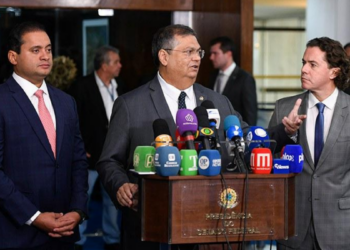 Viagem internacional de Mário Frias gera nova crise política em Brasília.