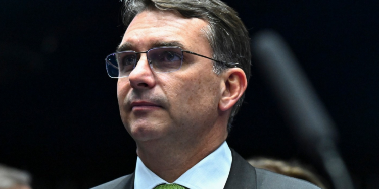 Flávio Bolsonaro tentou explicar ligação com Daniel Vorcaro após divulgação de áudio