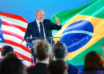 Reunião entre Lula e Trump em Washington discutiu economia global, ONU e tensões diplomáticas.