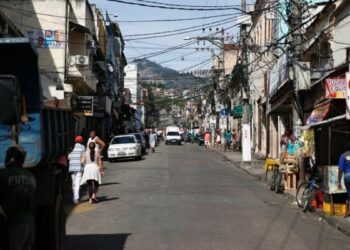 Polícia Civil mira quadrilha do tráfico que roubava celulares, desbloqueava aparelhos e aplicava golpes bancários no Rio.