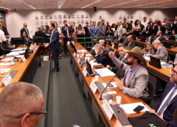 Deputados são punidos por protesto no plenário; decisão ainda depende do plenário