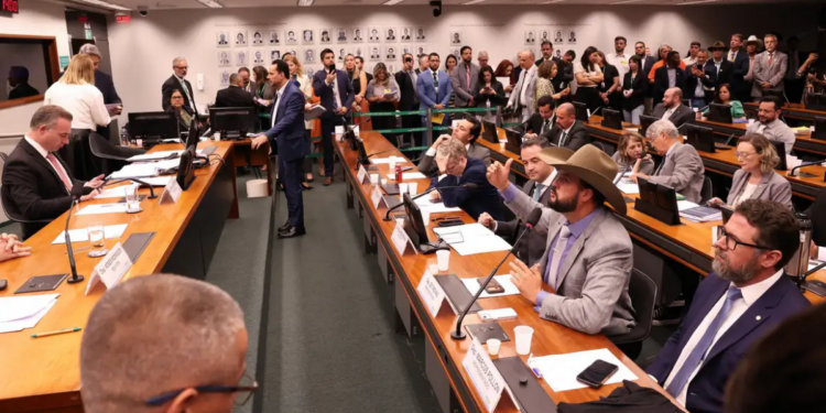 Deputados são punidos por protesto no plenário; decisão ainda depende do plenário