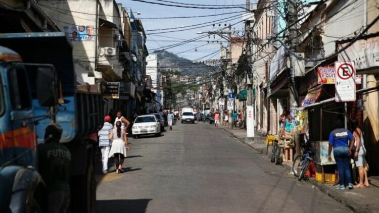 Polícia Civil mira quadrilha do tráfico que roubava celulares, desbloqueava aparelhos e aplicava golpes bancários no Rio.