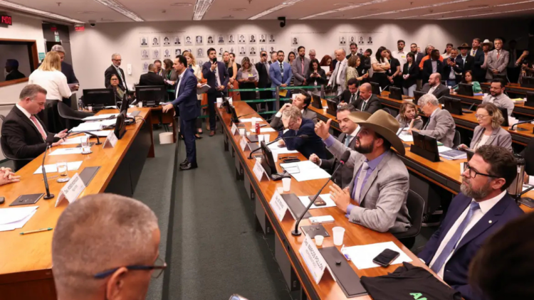 Deputados são punidos por protesto no plenário; decisão ainda depende do plenário