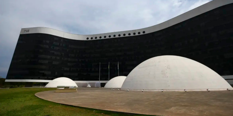 Inteligência artificial preocupa Justiça Eleitoral e especialistas nas eleições deste ano