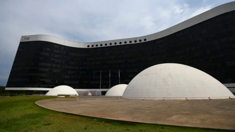 Inteligência artificial preocupa Justiça Eleitoral e especialistas nas eleições deste ano