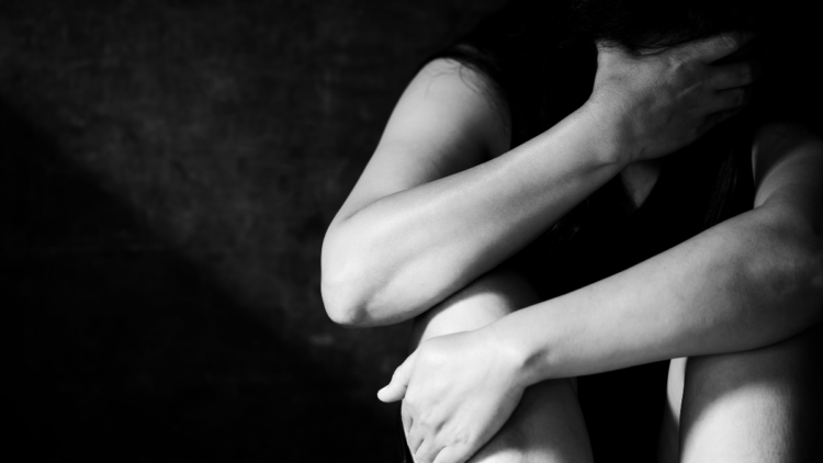 Justiça do Rio concedeu medidas protetivas a adolescente de 12 anos vítima de estupro coletivo em Campo Grande. Dois suspeitos seguem foragidos.